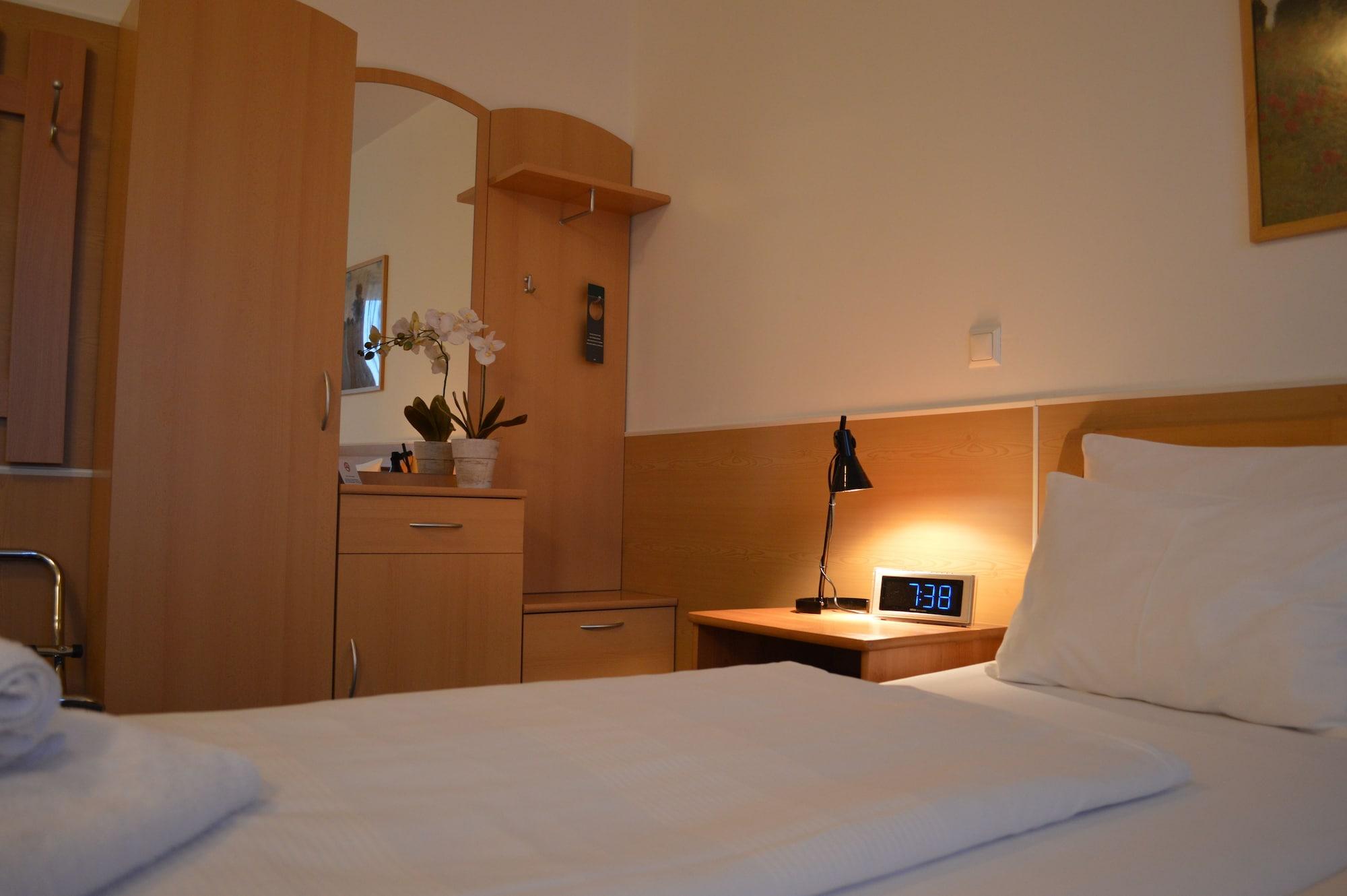 Donaustadt Kagran - At Metro U1 Hotel Wenen
