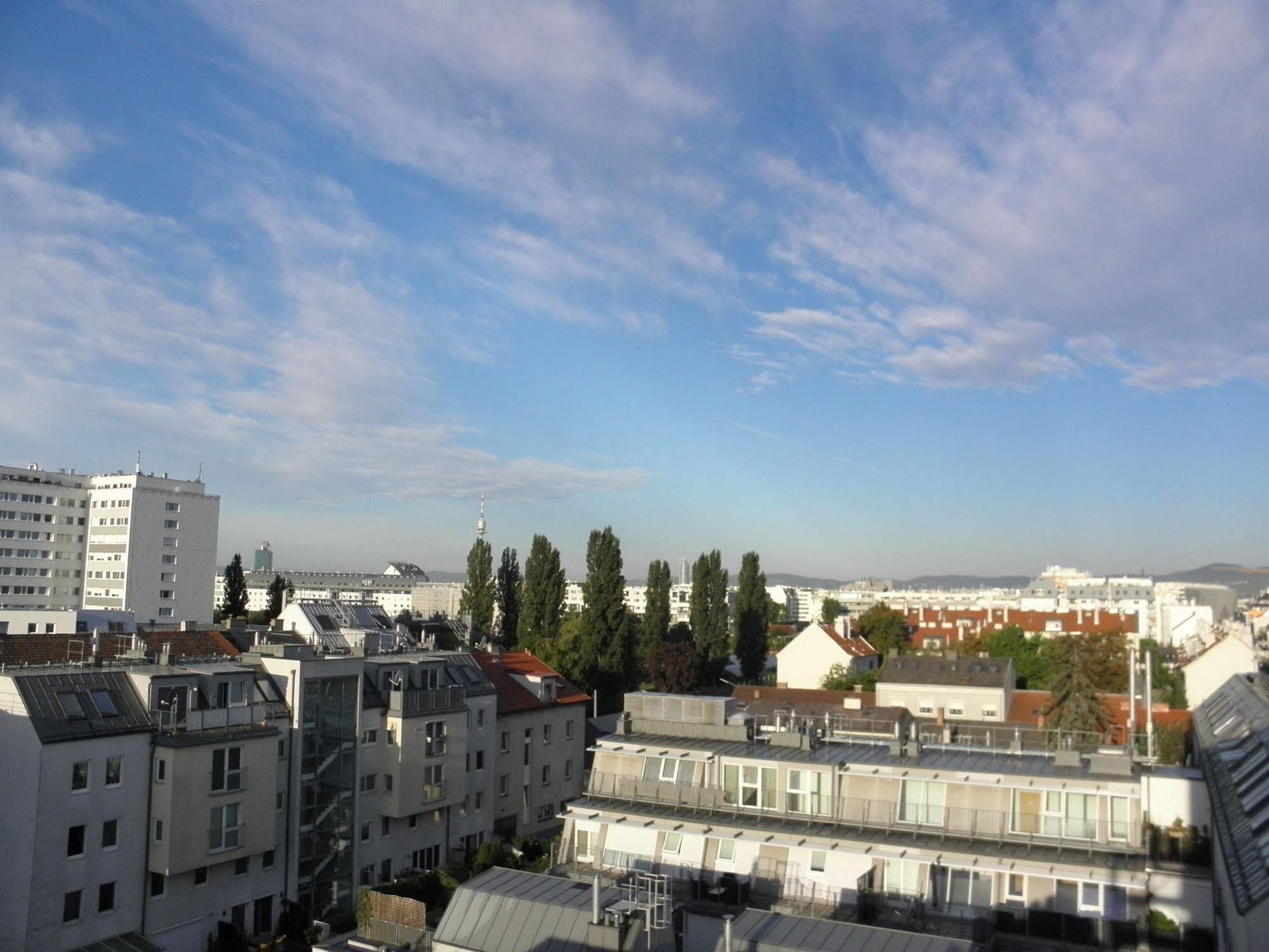 Donaustadt Kagran - At Metro U1 Hotel Wenen